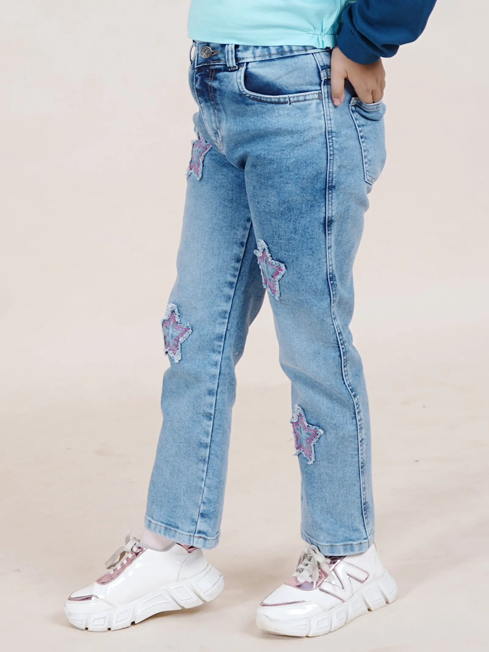 Girls Full Length Frayed Star Patch Washed Denim Jeans With Elasticated Waistband